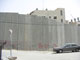 La Cour suprême d’Israël a&nbsp; ordonné&nbsp;de&nbsp;modifier&nbsp;une partie du tracé de la barrière de séparation&nbsp;sur près d'une trentaine de kilomètres au nord de Jérusalem, car il porte un grave préjudice à quelque 35.000 Palestiniens. 

		(Photo : Manu Pochez/RFI)