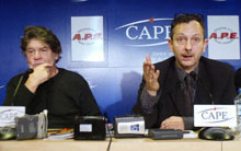 Les auteurs de <EM>La face cachée du Monde,</EM> Pierre Péan (à gauche) et Philippe Cohen lors d'une conférence de presse.  

		(Photo : AFP)