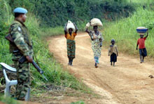 La population Banyamulenge, dont sont issus les militaires dissidents, craint des représailles et  continue de rejoindre le Rwanda voisin. 

		(Photo: AFP)