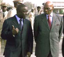 Le président sénégalais Wade (à droite) discute avec le Premier ministre Idrissa Seck (à gauche), le 29 janvier 2003.(Photo : AFP)