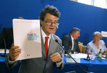 Jean-Louis Borloo ministre de l'Emploi, présente, le 30 juin 2004 au ministère de l'Emploi à Paris, son plan de cohésion sociale, articulé à la fois sur l'emploi, le logement et l'égalité des chances. 

		Photo: AFP
