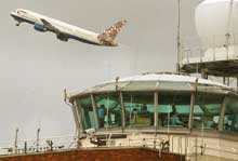 Tour de contrôle de l'aéroport d'Heathrow (ouest de Londres). La panne qui a affecté le système de contrôle aérien a été réparée après une heure de confusion totale. 

		(Photo: AFP)