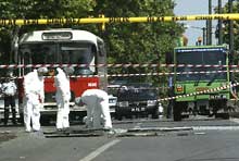 Quatre personnes tuées, quinze blessées: une bombe vient d'exploser dans un bus d'Istanbul, le 24 juin 2004. Une vague d'attentats a secoué la Turquie peu avant le sommet de l'Otan. 

		(Photo: AFP)