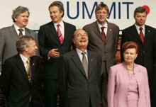 Le secrétaire général de l'OTAN, Jaap de Hoop Scheffer, le président Jacques Chirac, la président de la Lettonie,Vaira Vike-Freiberga (en-bas), les premiers ministres irlandais David Oddsson, britannique Tony Blair, belge Guy Verhofstadt et norvégien Kjell Magne Bondevik. 

		Photo: AFP