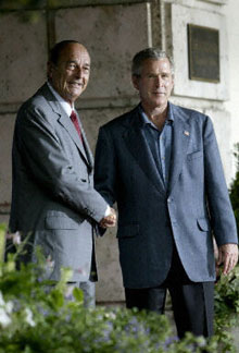George W. Bush accueille Jacques Chirac à son arrivée au sommet du G8. 

		(Photo : AFP)