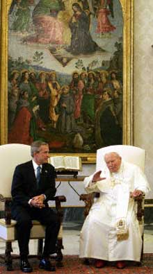Jean-Paul II reçoit le président George W. Bush au Vatican. 

		(Photo AFP)