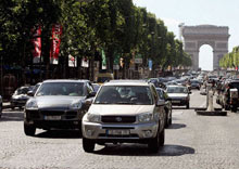 Les véhicules tout terrain, ou les 4x4, très à la mode, arrivent en tête de liste des voitures polluantes en ville. 

		(Photo : AFP)