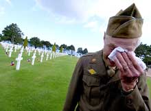 James Eudy, vétéran américain du 264e rgt, qui débarqua le 6 juin 44 sur la plage d'Omaha «la sanglante», lieu des plus intenses combats du <i>D Day</i>. 

		(Photo: AFP)