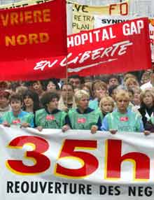 En janvier 2002, à Marseille, des agents hospitaliers manifestaient à l'appel des quatre syndicats non signataires du protocole d'accord sur les 35 heures dans la fonction publique hospitalière. &#13;&#10;&#13;&#10;&#9;&#9;(Photo : AFP)