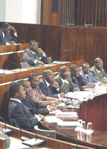 Les députés ivoiriens lors de l'examen du code de la nationalité, l'un des points prévus par l'accord de Marcoussis. 

		(Photo: AFP)