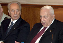 Le chef de l'opposition travailliste Shimon Peres a donné son accord au Premier ministre Ariel Sharon pour une participation à un gouvernement d'union nationale. 

		(Photo: AFP)