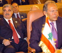 Le Premier ministre libanais Rafic Hariri -&nbsp;à gauche -&nbsp;est le moteur d’un vaste courant hostile au maintien au pouvoir d’Emile Lahoud -&nbsp;à droite-&nbsp;. 

		(Photo: AFP)