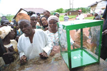 Le Cameroun, lui aussi attend ses urnes transparentes, comme au Nigéria (photo).  

		photo : AFP