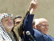 Yasser Arafat et le Premier ministre Ahmed Qorei, le 27 juillet. 

		(Photo : AFP)