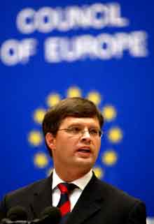 Le Premier ministre hollandais, Jan Peter Balkenende, a plaidé pour un meilleur équilibre financier, rappelant qu’«<EM>un Néerlandais paie six fois plus qu’un Français</EM>». 

		(photo : AFP)