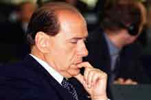 A l'approche des élections régionales le chef du gouvernement italien, Silvio Berlusconi joue plutôt sur sa popularité que sur le bilan de son gouvernement pour tenter de convaincre les électeurs.(photo : AFP)