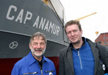 Elias Bierdel, capitaine du <EM>Cap Anamur</EM>, et Stefan Schmidt, directeur de l'association humanitaire, en février 2004. 

		(Photo: AFP)