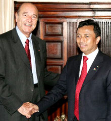 Le président francais Jacques Chirac et son homologue malgache Marc Ravalomanana, le 27 juillet à Antananarivo. 

		(Photo : AFP)