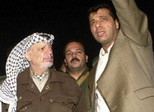 Autrefois proche de Yasser Arafat(G), Mohammed Dahlan (D) est aujourd'hui le chef de file de la jeune garde palestinienne qui exige des réformes. 

		(Photo : AFP)