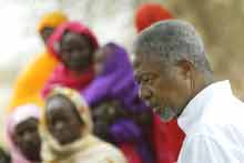 Kofi Annan parmi les déplacés de Zam Zam au Darfour : «si le gouvernement soudanais n'est pas capable de protéger ses citoyens ou refuse de le faire, la communauté internationale doit agir». 

		(Photo : AFP)