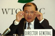Supachai Panitchpakdi, directeur général de l'OMC,  tente de relancer les négociations après l'échec de Cancun en 2003. 

		(Photo : AFP)