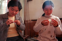 Des étudiantes chinoises participent à une session de prévention du sida et de formation à l'utilisation des préservatifs. 

		(Photo : Unaids/K. Hesse)