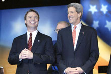 John Edwards ( à gauche) et John Kerry, le «ticket» démocrate à l’élection présidentielle américaine. 

		(Photo : AFP)