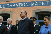 Le Président Jacques Chirac et Simone Veil à la gare de Chambon-sur-Lignon le 8 juillet 2004. 

		(Photo : AFP)
