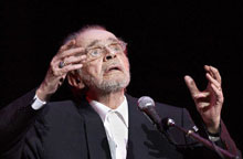 Serge Reggiani, dans l'un de ses derniers récitals, sur la scène du Palais des Congrès à Paris le 14 mars 2003. 

		(Photo : AFP)