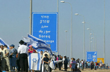 130 000 colons israéliens ont formé dimanche une chaîne humaine de plus de 90 kilomètres pour dénoncer le plan de retrait de la bande de Gaza. 

		Photo : AFP