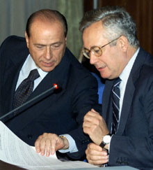 Le ministre des Finances de Silvio Berlusconi, Giulio Tremonti (droite), a démissionné. 

		Photo: AFP