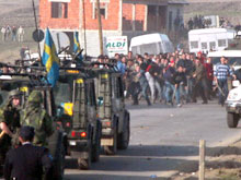 Les émeutes du mois de mars montrent le mécontentement des Albanais envers l'administration internationale. 

		Photo : AFP