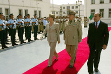 Accord de défense en vue pour la ministre française, Michèle Alliot-Marie (à gauche) accompagnée du général algérien, Gaid Salah (au centre), et du ministre algérien de l’Intérieur, Yazid Zerhouni. 

		(Photo : AFP)