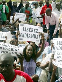 Une centaine de journalistes ont manifesté devant le ministère de l'Information pour demander la libération de leur confrère Madiambal Diagne, le directeur du <EM>Quotidien</EM>, incarcéré depuis le 9 juillet. 

		(Photo : AFP)