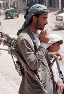Milicien yéménite en armes dans le village de Jihana, à quarante kilomètres à l'est de Sanaa. 

		(Photo: AFP)