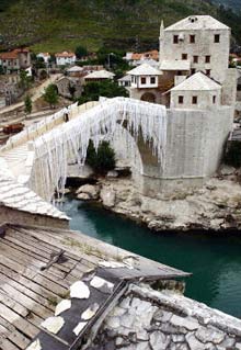 La reconstruction du pont de Mostar est achevée et le monument, classé au patrimoine mondial de l'humanité, sera inauguré le 23 juillet. 

		(Photo : AFP)
