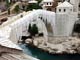 La reconstruction du pont de Mostar est achevé. Le monument est classé au patrimoine mondial de l'humanité et sera inauguré le 23 juillet. 

		(Photo : AFP)