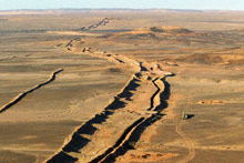 Vue aérienne du mur de sable édifié par le Maroc au Sahara occidental. 

		(Photo: AFP)