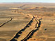 Vue aérienne du mur de sable édifié par le Maroc au Sahara occidental.(Photo: AFP)