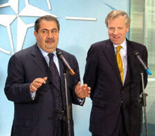 Le secrétaire général de l'OTAN Jaap de Hoop Scheffer en compagnie du ministre irakien des Affaires étrangères Hoshyar Zebari, en visite au siège de l'Alliance le 13 juillet 2004. L'OTAN doit dépêcher début août une quarantaine de militaires en Irak. 

		(Photo: AFP)