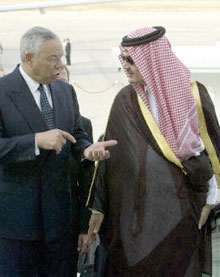 Colin Powell est accueilli par le ministre des Affaires étrangères saoudien, Saud al-Fayçal. 

		(Photo : AFP)