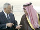 Colin Powell est accueilli par le ministre des Affaires étrangères saoudien, Saud al-Fayçal. 

		(Photo : AFP)