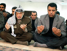 Brouillé avec Arafat, Mohammed Dahlan n'a pas pour autant coupé les ponts avec «le vieux». 

		(Photo : AFP)