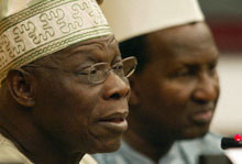 Olesegun Obasanjo et Alpha Oumar Konaré, respectivement Président en exercice de l'UA et Président de la commission. 

		(Photo : AFP)