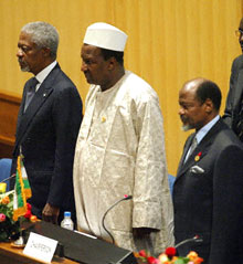 De gauche à droite: Koffi Annan, Alpha Oumar Konaré, président de la Commission de l’Union Africaine et Joaquim Chissano, chef d’Etat du Mozambique et président en exercice de l’Union Africaine. 

		(Photo : AFP)