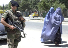 L'ISAF, chargée notamment de garantir la sécurité à Kaboul et dans ses environs, est passée sous commandement franco-allemand dimanche 1er août 2004. 

		(Photo: AFP)