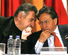 Le président péruvien Alejandro Toledo (à droite) et le maire progressiste de Bogota Luis Eduardo Garzon en avril 2004. L'action du premier satisfait 8% de la population du Pérou, le second voit sa politique freinée par des intérêts moins «populistes»... 

		(Photo: AFP)
