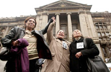 Des proches de victimes du régime de Pinochet célèbrent la décision de la Cour suprême de lever l'immunité de l'ancien dictateur. 

		(Photo : AFP)