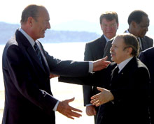 Depuis l’accession au sommet de l’Etat de Abdelaziz Bouteflika en 1999, l’option est de relancer et de consolider les relations bilatérales entre la France et l'Agérie. 

		(Photo: AFP)