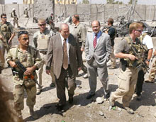 Ne se déplaçant pas sans ses gardes du corps étrangers, le Premier ministre Iyad Allaoui cultive l'image d'un homme à poigne. 

		(Photo: AFP)